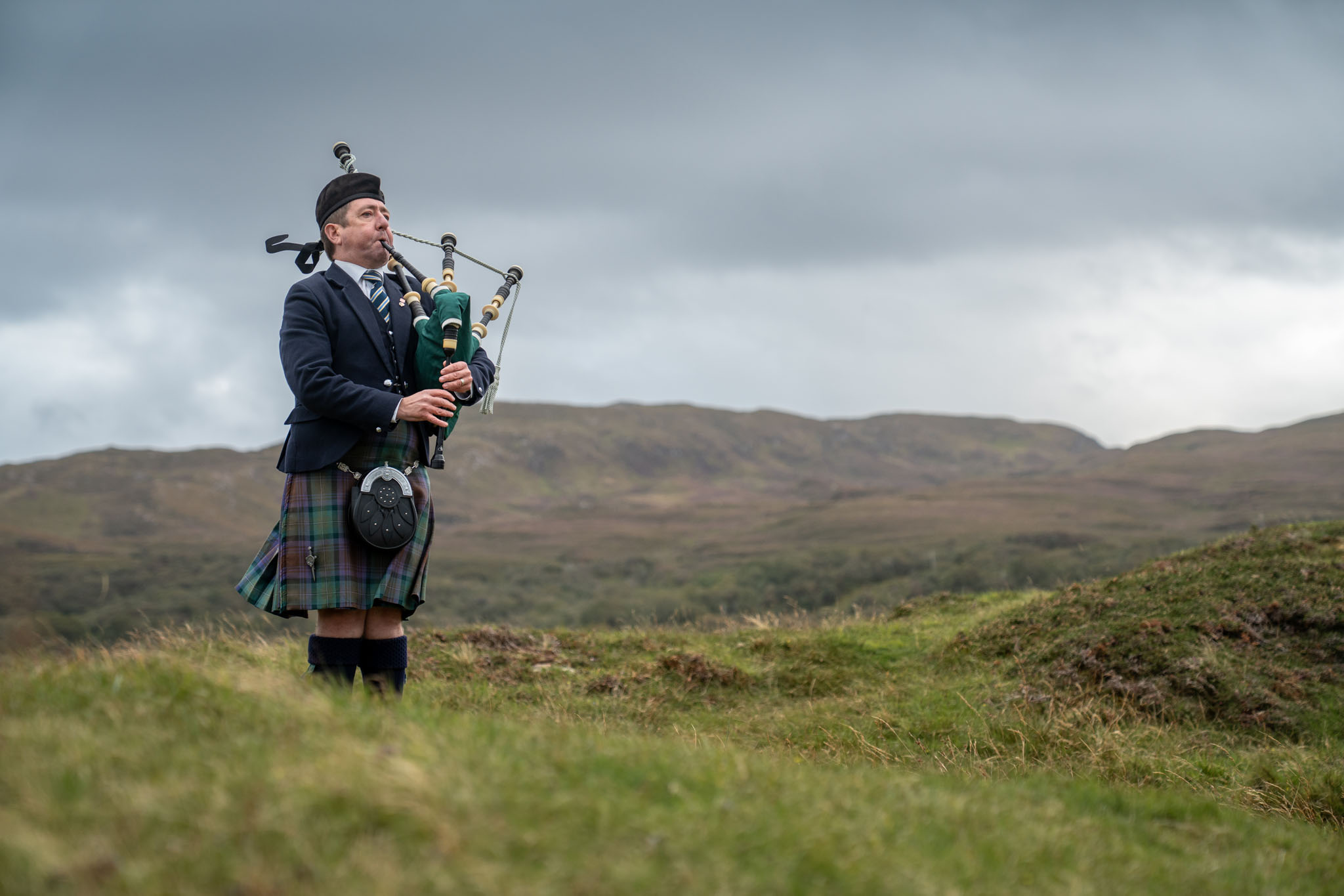 isle-of-skye-elopement-bagpipes Intimate wedding ceremony in the Scottish Highlands with bagpipes